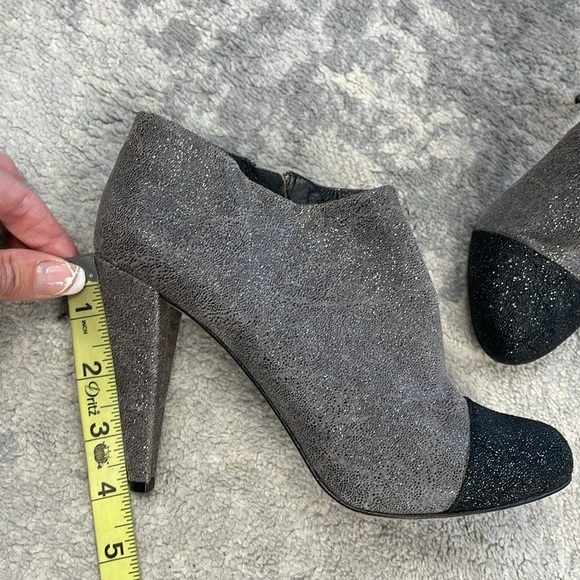 Vince Camuto Amoby2 Ankle Bootie Heel Glitter Cap Toe Gray Black Sz 6.5 - Picture 13 of 13